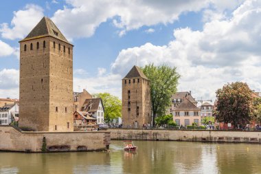 Strasbourg, Fransa - 14 Mayıs 2023: Barrage Vauban ve Pont Couvert, Fransa 'nın Ren nehri boyunca yer alan Elsace bölgesindeki Strasbourg Köprüsü manzaralı manzarasını paylaştı.