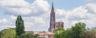 Fransa 'nın Ren nehri boyunca Elsace bölgesinde bulunan Strasbourg' un Notre Dame Katedrali