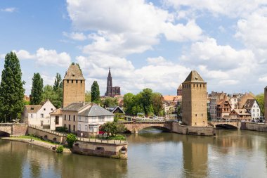 Strasbourg, Fransa - 14 Mayıs 2023: Fransa 'da Ren nehri boyunca Elsace bölgesindeki Strasbourg' un Barrage Vauban manzaralı manzarası