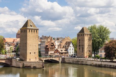 Strasbourg, Fransa - 14 Mayıs 2023: Fransa 'da Ren nehri boyunca Elsace bölgesindeki Strasbourg' un Barrage Vauban manzaralı manzarası