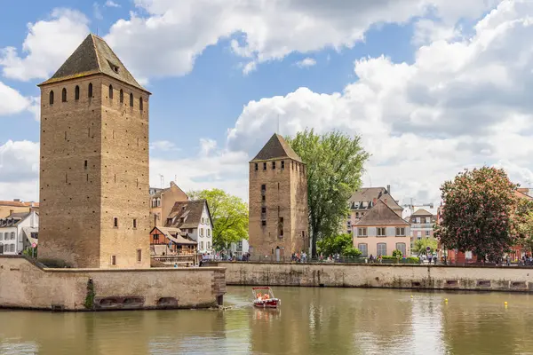 Strasbourg, Fransa - 14 Mayıs 2023: Barrage Vauban ve Pont Couvert, Fransa 'nın Ren nehri boyunca yer alan Elsace bölgesindeki Strasbourg Köprüsü manzaralı manzarasını paylaştı.