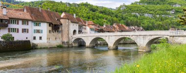 Köprü nehri geçen şehir manzarası Resimli köydeki Doubs Kanton 'daki Saint-Ursanne İsviçre' deki Jura destrict Porrentruy