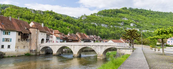 Pejzaż Miejski Mostem Przecinającym Rzekę Doubs Malowniczej Miejscowości Saint Ursanne Zdjęcie Stockowe
