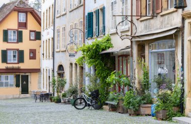 Burgdorf, İsviçre - 16 Mayıs 2023: Burgdorf köyünde saksıları ve sarmaşıkları olan eski şehir merkezi, İsviçre kantonu Bern, bulutlu bir günde