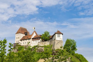 Emme nehri kıyısındaki Burgdorf Şatosu İsviçre 'de Emmental Kantonu Bern' ün bir tepe girişinde.