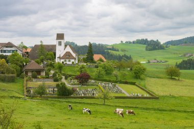 İsviçre 'de Emmental Valley kantonu Bern' deki Littel beyaz kilisesi ve Affoltern mezarlığı