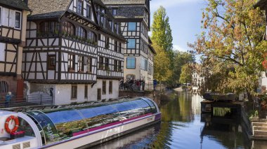 Strasbourg, Fransa - 16 Ekim 2023: Fransa 'nın Ren nehri kıyısındaki Elsace bölgesinde, Strazburg' un Petit France kentindeki kilitleri aşan bir gezi teknesi