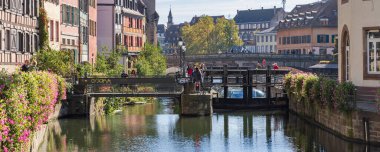Strasbourg, Fransa - 16 Ekim 2023: Fransa 'nın Ren nehri kıyısındaki Elsace bölgesinde, Strazburg' un Petit France kentindeki kilitleri aşan bir gezi teknesi
