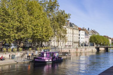 Strasbourg, Fransa - 16 Ekim 2023: Fransa 'nın Ren nehri boyunca uzanan Elsace bölgesindeki eski Strazburg kenti Petit France' ın sokak manzarası