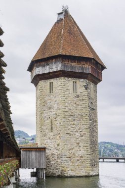 İsviçre 'nin tarihi merkezi Lucerne' deki Reuss Nehri 'ni geçen ünlü Chapel Köprüsü.