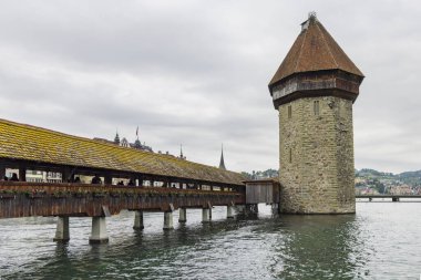 İsviçre 'nin tarihi merkezi Lucerne' deki Reuss Nehri 'ni geçen ünlü Chapel Köprüsü.