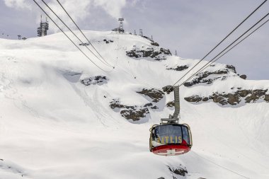 Engelberg, İsviçre - 19 Mayıs 2023: Engelberg Switzerlandin Engelberg İsviçre 'de Titlis Dağı 3020 metre yüksekliğinde kablo otomobil