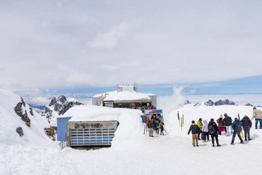 Engelberg, İsviçre - 19 Mayıs 2023: Engelberg Switzerlandin İsviçre 'deki Titlis Dağı 3020 metre yüksekliğindeki en yüksek binadaki turist