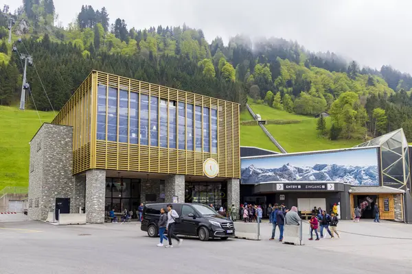 瑞士恩格尔堡 2023年5月19日 瑞士恩格尔堡的泰利斯山入口建筑海拔3020米 图库照片