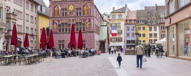 Mulhouse, Fransa - 20 Mayıs 2023: Fransa 'nın Haut-Rhin Elsace bölgesindeki eski belediye binasıyla Mulhouse şehri