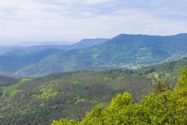 Fransa 'nın Alsace kentindeki Orschwiller yakınlarındaki Haut-Koenigsbourg Kalesi' nden görüntü