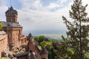 Haut-Koenigsbourg Şatosu Fransa 'nın Alsace kentindeki Orschwiller yakınlarında ünlü bir kaledir.