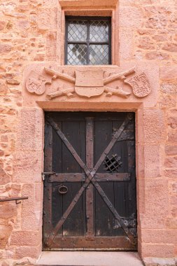 Giriş kapısı Haut-Koenigsbourg Şatosu Fransa 'nın Alsace kentindeki Orschwiller yakınlarındaki ünlü Kale