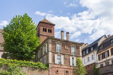 Kuzey Alsace Fransa 'da antik kilise ve Rohan Saverne Şatosu ile şehir manzarası