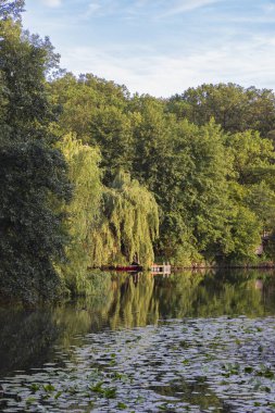 Almanya 'da Lehrte Aşağı Saksonya' da kamp alanı ve küçük bir otel olan Am Waldsee manzarası