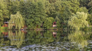 Almanya 'da Lehrte Aşağı Saksonya' da kamp alanı ve küçük bir otel olan Am Waldsee manzarası