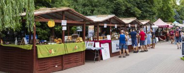 Polanica Zdroj, Polonya, 16 Temmuz 2023: Klodzko ilçesindeki Polanica Zdroj kentinde sokak sahnesi, Batı Polonya 'daki Aşağı Silezya Voyvoda' sı