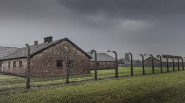 Brzezinka, Polonya - 17 Temmuz 2023: Auschwitz-Birkena Anıt ve Müzesindeki eski kışlalar. Polonya 'daki eski Alman Nazi Toplama ve İmha Kampı