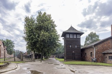 Oswiecim, Polonya - 17 Temmuz 2023: Watch Tower Memorial ve Auschwitz-Birkena Müzesi. Polonya 'daki eski Alman Nazi Toplama ve İmha Kampı