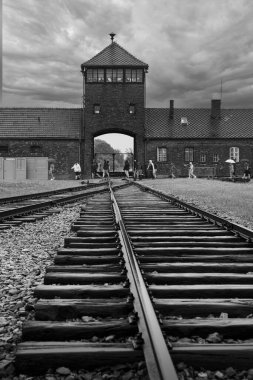 Brzezinka, Polonya - 17 Temmuz 2023: Meşhur Auschwitz II-Birkenau eski Nazi imha kampının girişi ve şimdi bir müze