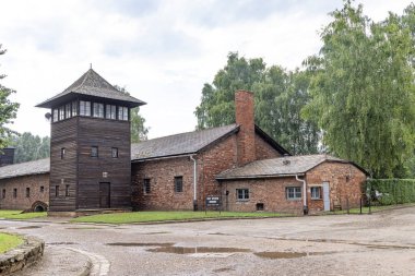 Oswiecim, Polonya - 17 Temmuz 2023: Watchtower Memorial ve Auschwitz-Birkena Müzesi. Polonya 'daki eski Alman Nazi Toplama ve İmha Kampı