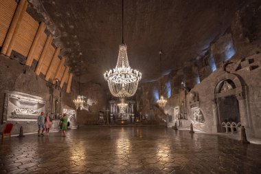 Wieliczka, Polonya - 19 Temmuz 2023: Polonya 'nın Krakow kenti yakınlarındaki Wieliczka tuz madenindeki büyük St. Kingas Şapeli