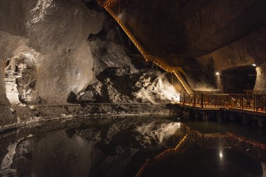 Wieliczka, Polonya - 19 Temmuz 2023: Yeraltı gölü ve tahta ziyaretçi köprüsü Wieliczka tuz madeni Polonya 'nın Krakow kenti yakınlarında