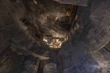 Wieliczka, Polonya - 19 Temmuz 2023: Polonya 'nın Cracow kenti yakınlarındaki Wieliczka tuz madeninin içi