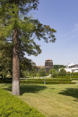 Wieliczka, Polonya - 19 Temmuz 2023: Polonya 'nın Cracow kenti yakınlarındaki Wieliczka Tuz madeninin ana binası ve parkı