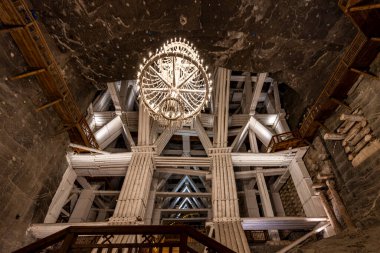 Wieliczka, Polonya - 19 Temmuz 2023: Polonya, Krakow yakınlarındaki Wieliczka tuz madeninde St. Kingas Şapeli