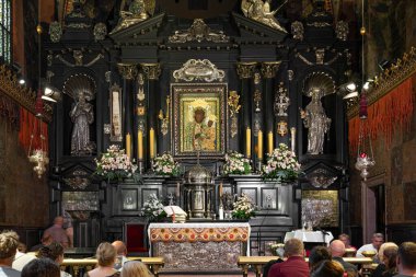 Polonya, Czestochowa - 19 Temmuz 2023: Jasna Gora manastırı ve kilisesinde Siyah Madonna mucizevi ikonu bulunan ana sunak. Polonya Katolik hac alanı.