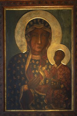 Polonya, Czestochowa - 19 Temmuz 2023: Jasna Gora manastırı ve kilisesindeki Black Madonna tablosu. Polonya Katolik hac alanı.