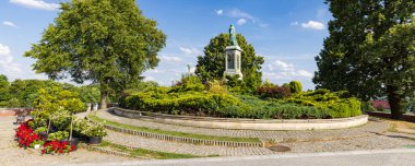 Polonya, Czestochowa - 19 Temmuz 2023: Jasna Gora manastırı ve kilisesinin bahçesi ve parkı. Siyahi Meryem Ana ile Polonya Katolik hac alanı.