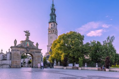 Polonya, Czestochowa - 19 Temmuz 2023: Jasna Gora manastırı ve kiliseyi güçlendirdi. Siyahi Meryem Ana ile Polonya Katolik hac alanı