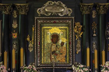 Polonya, Czestochowa - 19 Temmuz 2023: Jasna Gora manastırı ve kilisesinde Siyah Madonna mucizevi ikonu bulunan ana sunak. Czestochowa 'daki Polonya Katolik hac alanı.