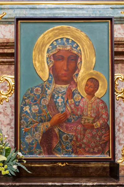 Polonya, Czestochowa - 19 Temmuz 2023: Jasna Gora manastırı ve kilisesinde Siyah Madonna tablosu. Czestochowa 'daki Polonya Katolik hac alanı.