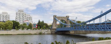 Mavi Grunwaldzki Köprüsü Wroclaw tarihinin başkenti Polonya 'daki Oder Nehri' ni geçiyor.