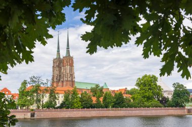 Polonya 'da Kutsal Haç Koleji Kilisesi ve St. Bartholomew Wroclaw tarihi başkenti Silezya ile Tumski Adası manzarası