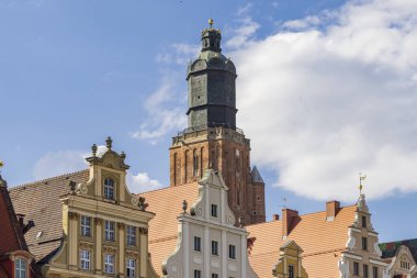 Çok renkli evlerin manzarası ve St Elizabeth Kilisesi, Wroclawin Wroclaw Polonya 'nın tarihi başkenti Silezya