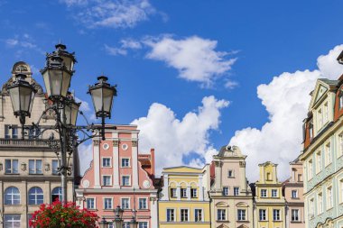 Polonya 'nın Wroclaw tarihsel başkenti Silezya' daki pazar meydanı ve belediye binasında renkli evler ve tarihi sokak lambaları