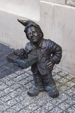 Wroclaw, Polonya - 20 Temmuz 2023: Wroclaw tarihi başkenti Silezya ve Polonya 'da şehir merkezinde 250' den fazla cücenin bulunduğu korkunç açık kitabı olan cüce heykeli