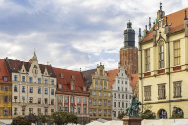 Wroclaw, Polonya - 20 Temmuz 2023: Polonya 'nın Wroclaw tarihsel başkenti Silesia' nın pazar meydanı ve belediye binasının manzarası