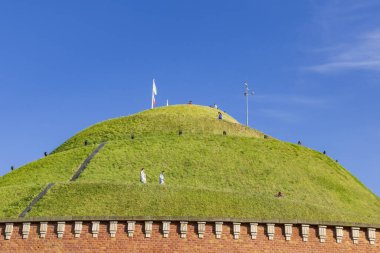 Krakow, Polonya - 19 Temmuz 2023: Krakow, Polonya 'da Kosciuszko Tepesi, 1823 yılında Polonya ve Amerikan askeri kahramanı Tadeusz Kosciuszko' ya adanmıştır.