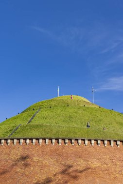 Krakow, Polonya - 19 Temmuz 2023: Krakow, Polonya 'da Kosciuszko Tepesi, 1823 yılında Polonya ve Amerikan askeri kahramanı Tadeusz Kosciuszko' ya adanmıştır.