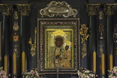 Czestochowa, Polonya - 19 Temmuz 2023: Jasna Gora manastırı ve kilisesinde Siyah Madonna mucizevi ikonu bulunan ana sunak. Polonya 'nın Czestochowa kentindeki Polonya Katolik hac alanı.